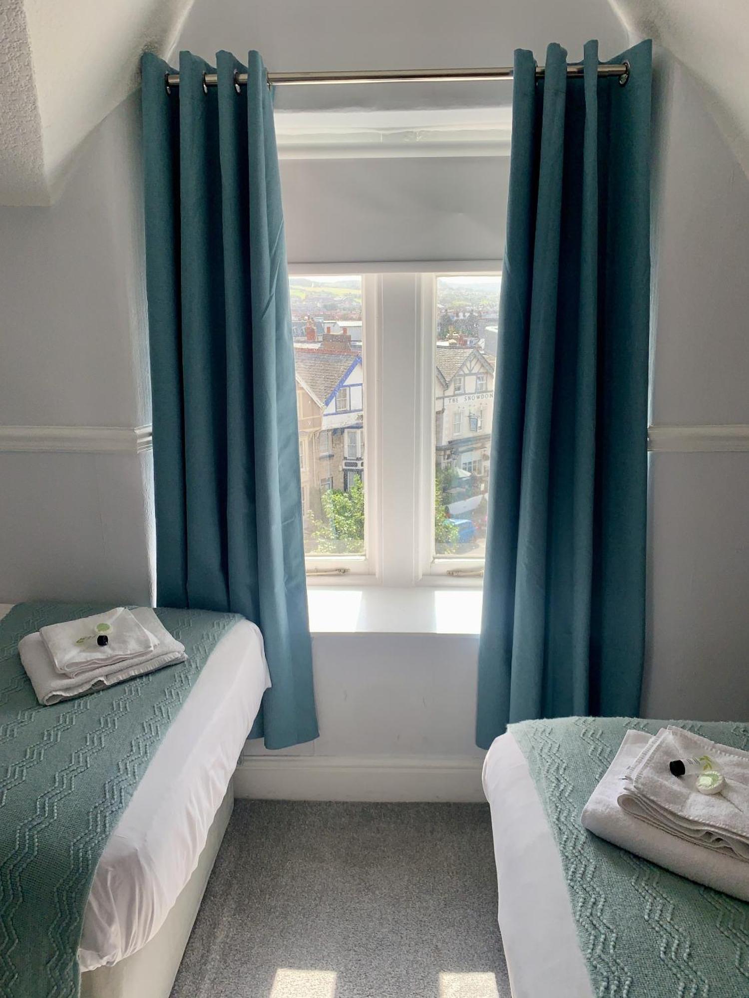 Seaclyffe Hotel Ltd Llandudno Oda fotoğraf